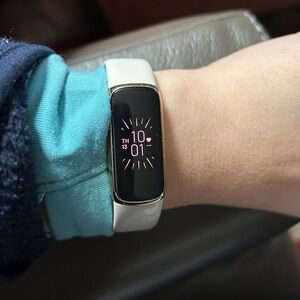 Fitbit Luxe off-White Fitness Tracker